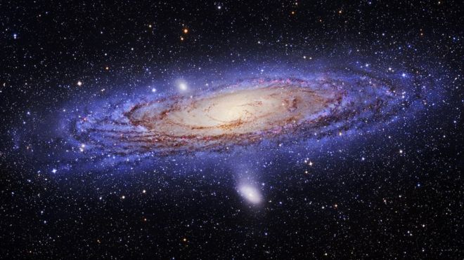 Спиральная галактика с синей / фиолетовой пылью во внешних рукавах и красноватой пылью внутри