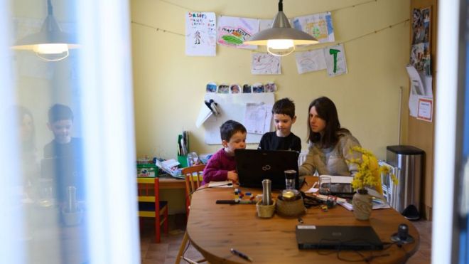 Koronavirüsün ortaya çıkardığı dijital uçurum: İnternet ile yemek arasında seçim yapan aileler