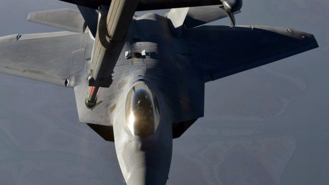 Самолет ВВС США заправляется топливом перед авиаударом в Сирии.