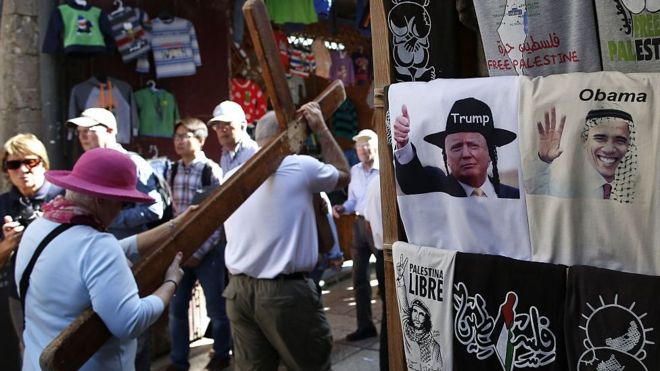 Сувенирные рубашки в Иерусалиме изображают Трампа как религиозного еврея и Обаму как арабского