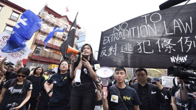 Frances Hui phát biểu tại một cuộc biểu tình ở New York để ủng hộ người biểu tình Hong Kong