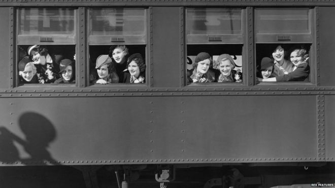 Женщины у окна поезда, 1940-е годы