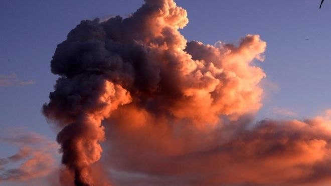 Nube de humo y cenizas saliendo de un volcán