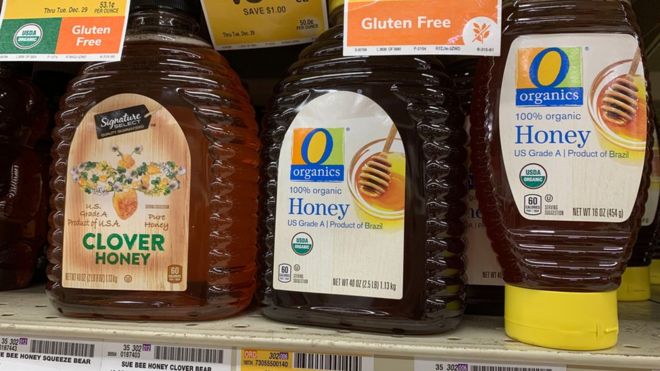 Бутылки меда на полке американского супермаркета