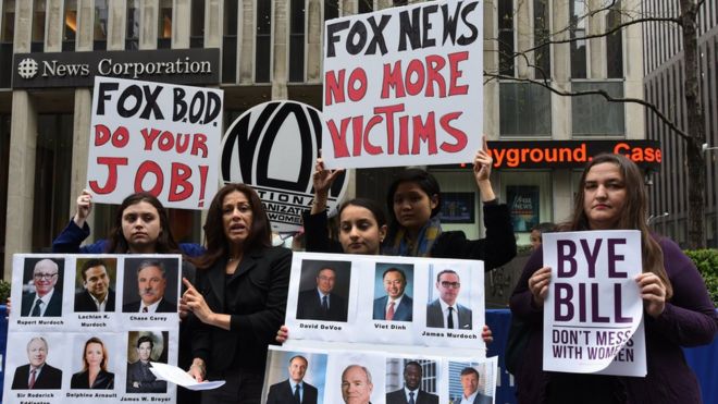 Соня Оссорио, президент Национальной организации женщин Нью-Йорка (С) и другие женщины проводят акцию протеста перед штаб-квартирой News Corporation в Нью-Йорке 20 апреля 2017 года, на следующее утро после того, как Fox News официально разорвала отношения с Биллом О'Рейли из-за сексуальных домогательств утверждения.