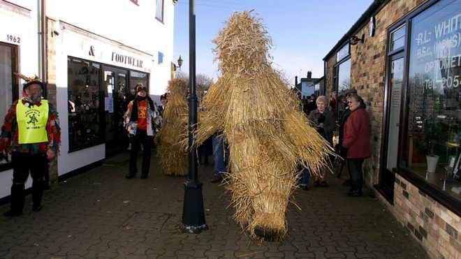 Straw Bear Festival returns to Whittlesey streets after Covid hiatus - BBC  News