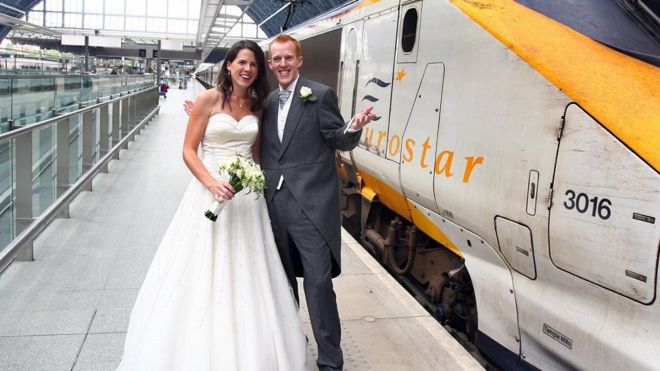 Молодожены Том и Сюзанна Крофт сели на поезд Eurostar на свадебный прием