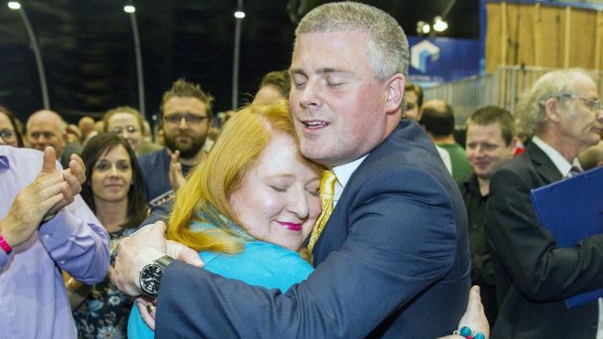 Наоми Лонг из партии Альянса обнимает своего мужа Майкла после ее избрания в восточном Белфасте