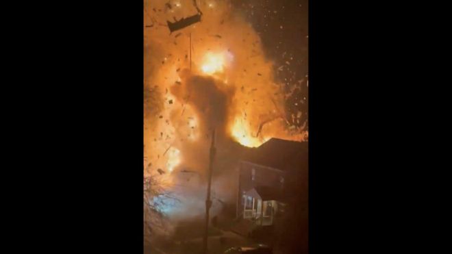 عکس خانه ای که در حال سوختن است