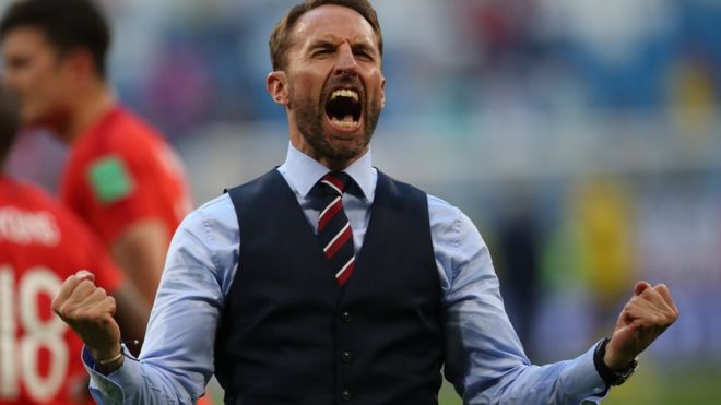 Саутгейт в жилетке и галстуке радостно кричит после победы Англии над Швецией