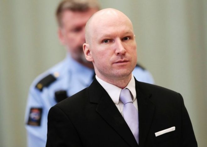 Норвежский массовый убийца Андерс Беринг Брейвик на суде 18 марта 2016 года