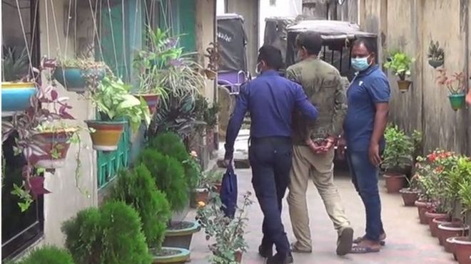 মি. ইসলামকে হাতকড়া পরিয়ে আদালতে নিয়ে যাওয়ার ছবি ভাইরাল হয় সামাজিক যোগাযোগ মাধ্যমে।