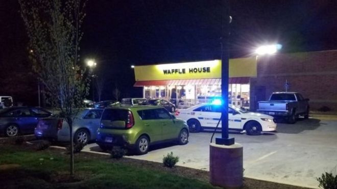 4 பேரை சுட்டுத் தள்ளிய நிர்வாண துப்பாக்கிதாரி