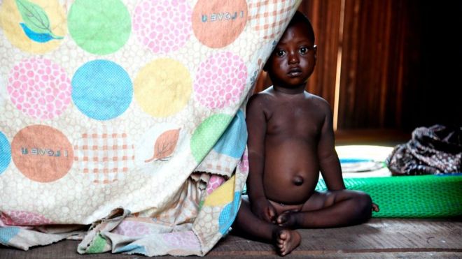 Imagen de un niño pequeño en una casa pobre en Nigeria.