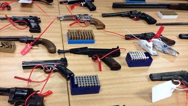 Пистолеты амнистии полиции Мерсисайда