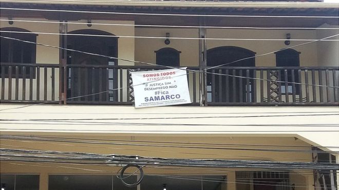 Cartaz em varanda de Mariana