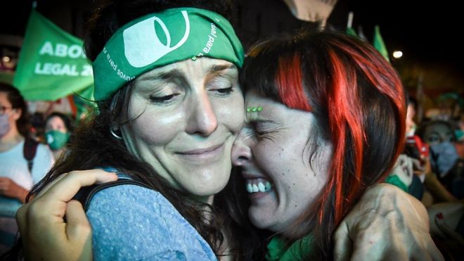 dos mujeres celebrando la legalización del aborto en Argentina.