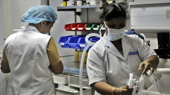 Индийские медсестры работают в палате в государственной больнице в Нью-Дели