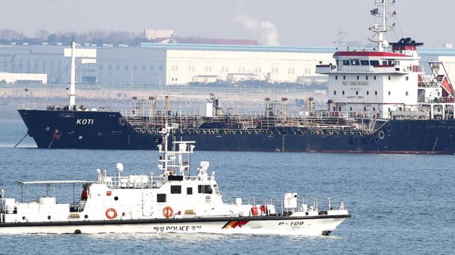 Судно под флагом Панамы, подозреваемое в передаче нефтепродуктов в Северную Корею в нарушение санкций, в море у побережья Пхёнтхэк, Южная Корея, 1 января 2018 года