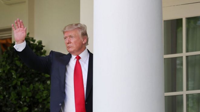 Президент Дональд Трамп машет на прощание после объявления о своем решении вывести Соединенные Штаты из соглашения о климате в Париже в Розовом саду в Белом доме 1 июня 2017 года в Вашингтоне, округ Колумбия.