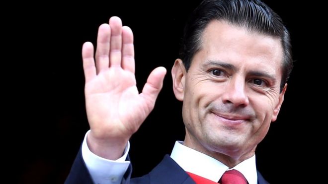 Peña Nieto saludando.