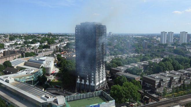 Общий вид горящего 24-этажного жилого блока Grenfell Tower на Латимер-роуд