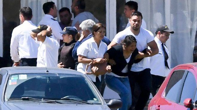 Una mujer llora tras la noticia.