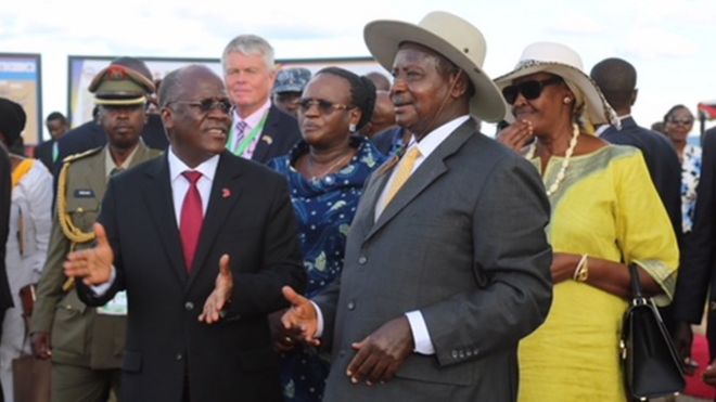 Magufuli na Museveni Alhamisi waliweka jiwe la msingi la Mradi wa Bomba la Mafuta Ghafi la Afrika Mashariki katika kijiji cha Luzinga, Mutukula nchini Uganda.