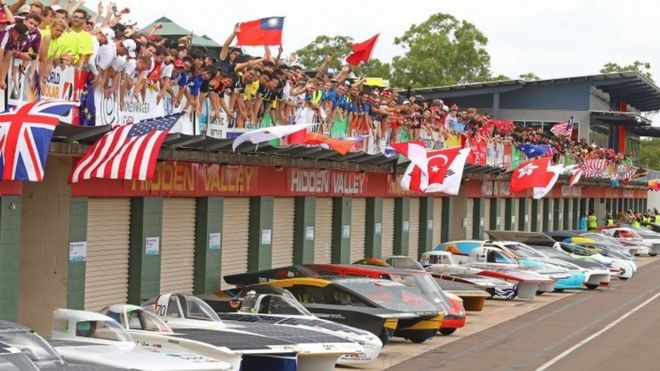 Solar cars and team members pose for a photo in Darwin. Photo: 7 October 2017