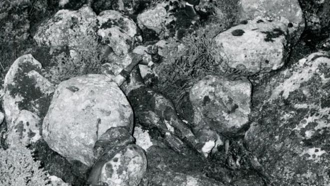 Фото из архива, на котором изображено тело женщины Исдала, лежащее на камнях