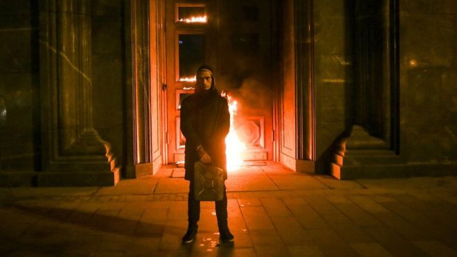Петр Павленский поджигает здание ФСБ, Москва