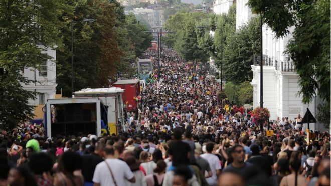 В первый день Карнавала в Ноттинг-Хилле выравнивают улицы. Маршрут для карнавала Ноттинг Хилл проходит в пределах 500 м (546 ярдов) от башни Гренфелл.