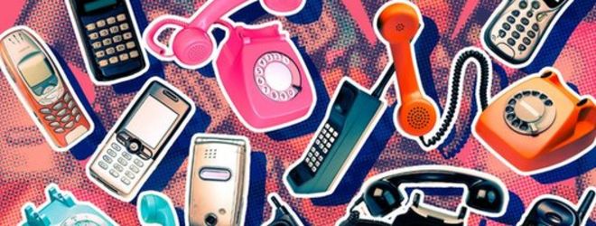 Различные типы телефонов на розовом неровном фоне