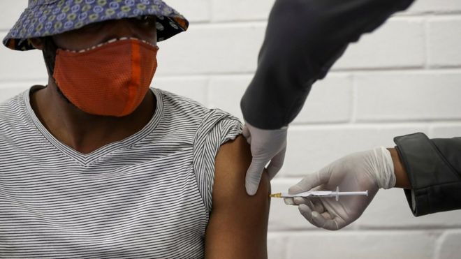 Um voluntário recebe uma injeção de um profissional de saúde durante o primeiro teste clínico humano do país para uma potencial vacina contra o novo coronavírus, no Baragwanath Hospital em Soweto, África do Sul, 24 de junho de 2020