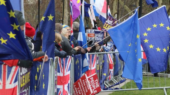 Флаги Великобритании и ЕС за пределами парламента