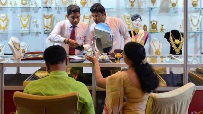 Индийские покупатели в ювелирном магазине в Бангалоре