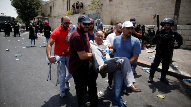 Palestinians carry a casualty in Jerusalem's Old City (21/07/17)
