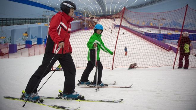 Люди катаются на лыжах в Ледовом и снежном парке Wanda Harbin в Харбине, Китай