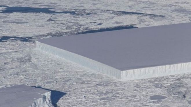 ภูเขาน้ำแข็งรูปทรงแปลกตา เพิ่งแตกตัวออกมาจากหิ้งน้ำแข็งลาร์เซน ซี (Larsen C )ได้ไม่นาน