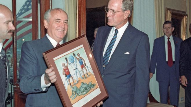 Президент СССР Михаил Горбачев преподносит президенту США Джорджу Бушу дружескую шутку о советском художнике. и веселится от президента США