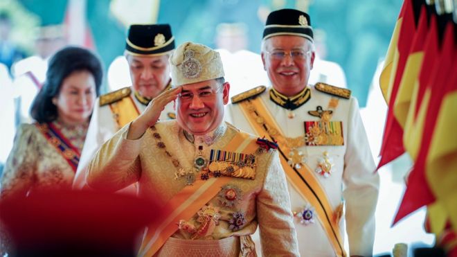 Султан Мухаммед V (в центре) приветствует его после церемонии приветствия, когда он идет с премьер-министром Малайзии Наджибом Разаком (справа) в здании парламента в Куала-Лумпуре, Малайзия, 13 декабря 2016 года.