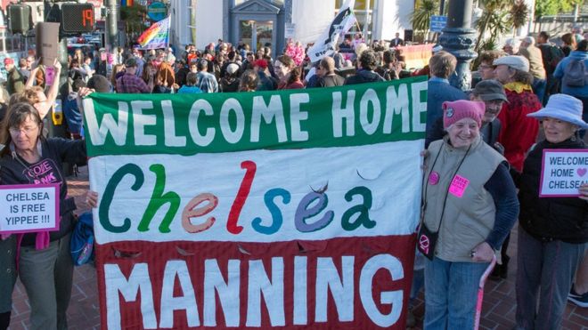 Демонстранты держат плакат «Добро пожаловать домой, Челси Мэннинг» на мероприятии в Сан-Франциско, чтобы совпасть с ее выпуском