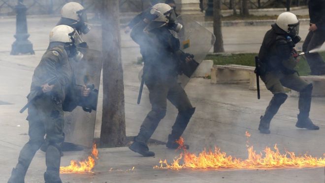 Спецназ уклоняется от бензиновых бомб в Афинах