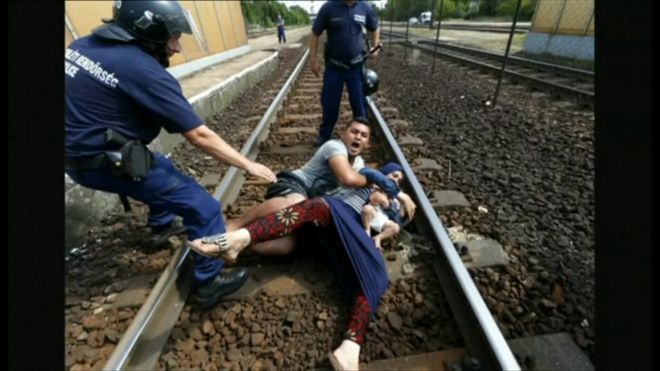 警官ともみあい、赤ちゃん抱いて線路に倒れこんだ女性