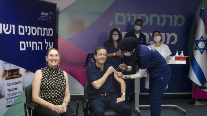 Tổng thống Israel Isaac Herzog được tiêm liều ba, ngồi cạnh là vợ ông, tại Trung tâm Y tế Sheba ở Ramat Gan, Israel, ngày 30 tháng 7 năm 2021