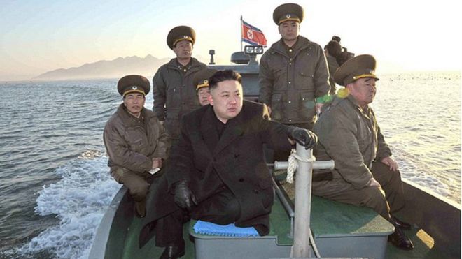 Ким Чен Ын путешествует на лодке, чтобы осмотреть военные части острова