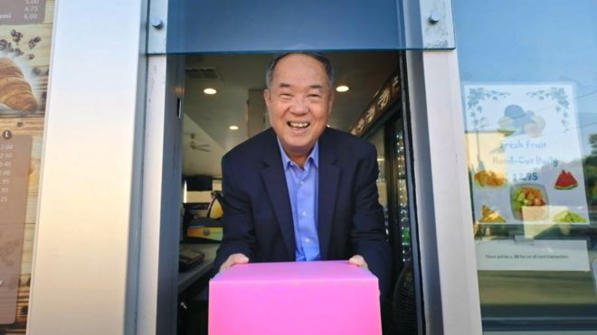 Ted Ngoy con su icónica caja rosa de rosquillas
