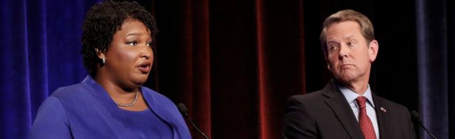Кандидат в губернаторы от Демократической партии Грузии Стейси Абрамс выступает в качестве кандидата от республиканцев Брайана Кемпа во время дебатов в Атланте