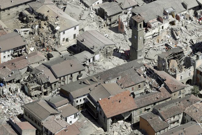 На этом аэрофотоснимке изображены поврежденные здания в центре Аматрице - 24 августа 2016 года