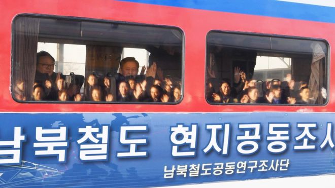 Южнокорейские делегаты машут из поезда, направляющегося в Северную Корею (30 ноября 2018 г.)